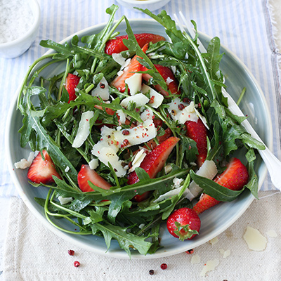 Salade de roquette à la fraise et au parmesan