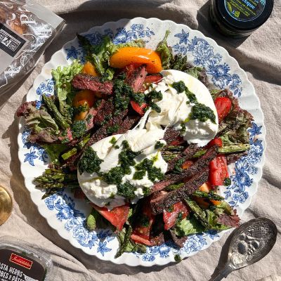 Salade de Steak, asperges grillées, tomates, huile aux herbes et burrata