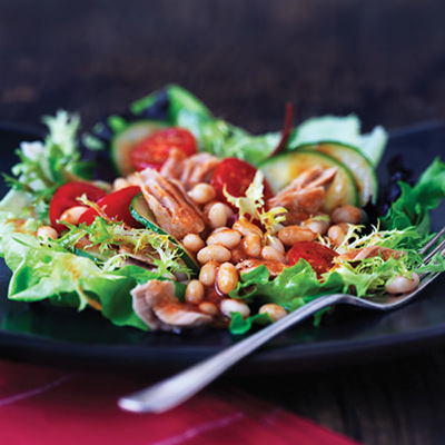 Salade au thon et aux haricots blancs avec de la vinaigrette V8®