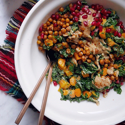 Salade tiède de courge, chou frisé, grenade et pois chiches croustillants