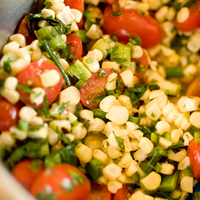 Salade aux tomates, maïs et feta à l'origan