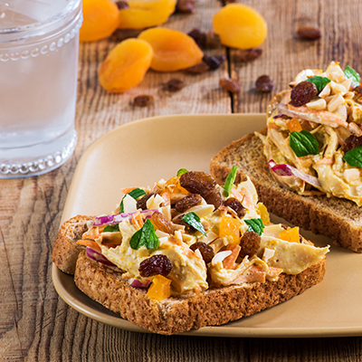 Sandwich à la salade de poulet marocaine avec amandes et abricots