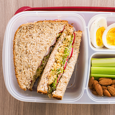 Sandwich à la salade de thon et avocat