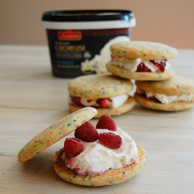 Sandwiches à la crème glacée à la vanille et aux framboises