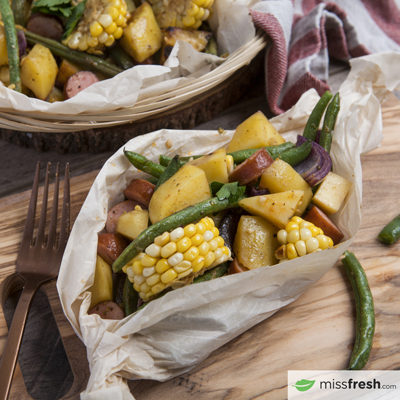 Saucisse au beurre à l'ail et légumes