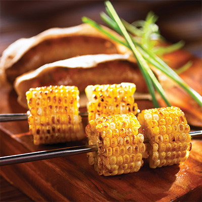 Saucisses et épis de maïs au barbecue et mayonnaise aux poivrons grillés