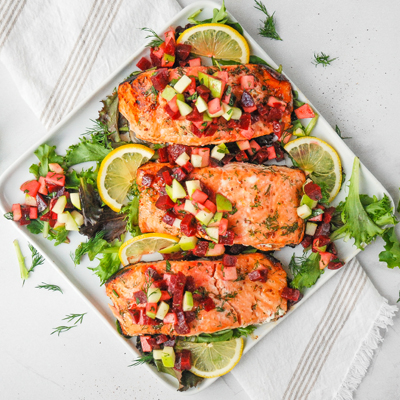 Saumon à l'aneth et au miel avec salsa de pommes et de betteraves