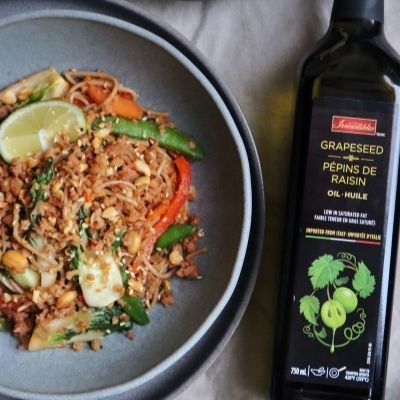 Sauté de nouilles et de légumes à la protéine végétale texturée et aux arachides