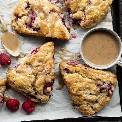 Scones aux framboises et caramel salé à l'érable