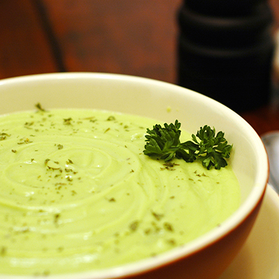 Soupe froide à l'avocat et à la courgette