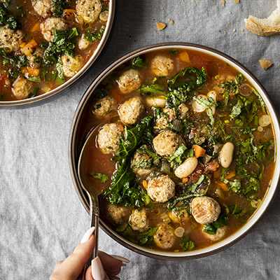 Soupe aux boulettes de dinde, kale et haricots