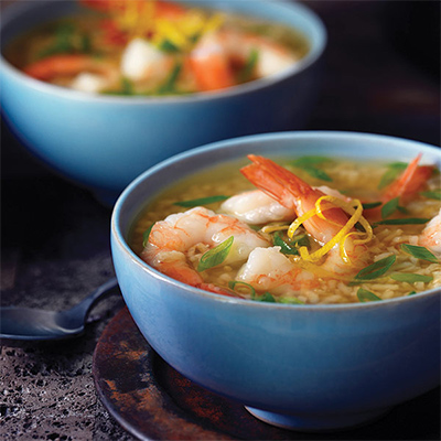 Soupe de crevettes citronnées à l’ail avec riz brun