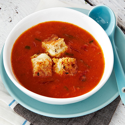 Soupe de tomates et d’ail rôtis et ses croûtons au fromage fondant