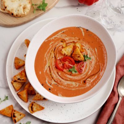 Soupe froide crémeuse à la tomate, croutons de naan