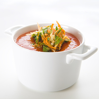 Soupe froide de tomates, vinaigre de riz, légumes croquants et herbes fraîches