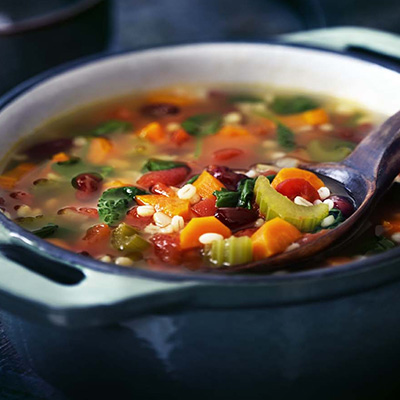 Soupe copieuse aux tomates et aux légumes