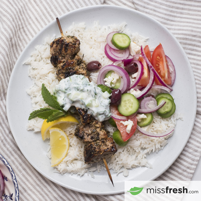 Souvlaki de porc avec tzatziki et salade grecque