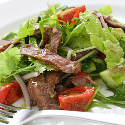 Steak de porc en salade fraîche au bacon