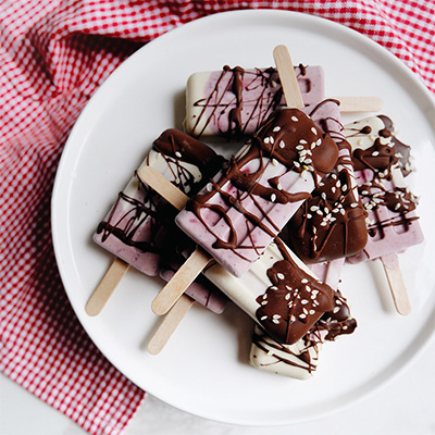 Sucettes glacées cerises, coco et tahini