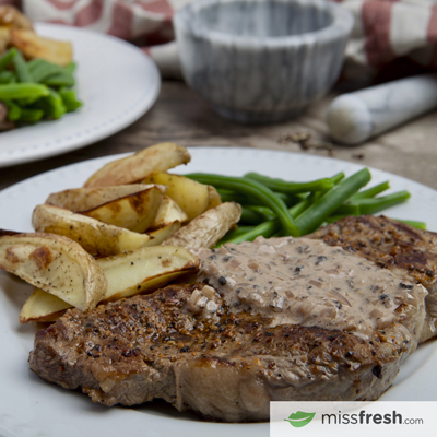 Surlonge de boeuf avec sauce au poivre avec frites et haricots verts