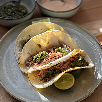 Tacos de noix de ronde, crème chipotle et chimichurri