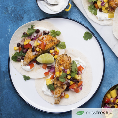 Tacos de poisson à la mexicaine avec salsa de mangue et haricots noirs