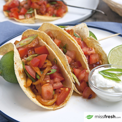 Tacos végétariens au "porc effiloché" avec fruit du jacquier, salsa aux tomates et crème sure