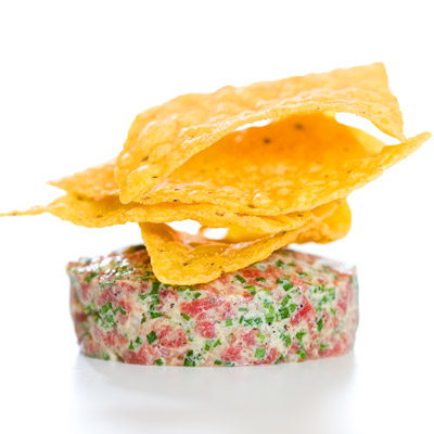 Tartare de filet de bœuf et chips de maïs biologiques