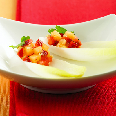 Tartare de fraises et de cantaloup sur feuilles d’endives