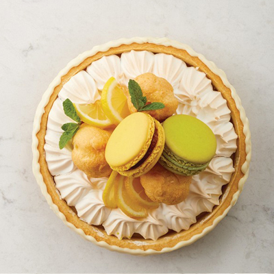 Tarte au citron meringuée au chocolat blanc et macarons