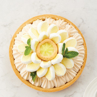 Tarte au citron meringuée, décorée de fleurs à la guimauve