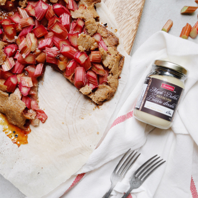 Tarte rustique à la rhubarbe et au beurre d'érable