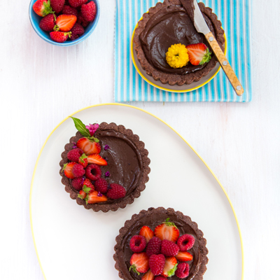 Tartelettes sans cuisson, avocat et cacao (fraises et framboises)