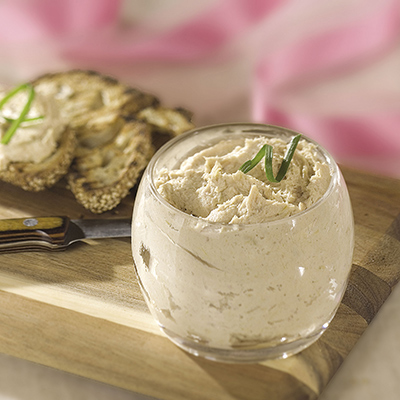 Tartinade de jambon, d'artichauts et de poireaux sur bûche sésame grillée