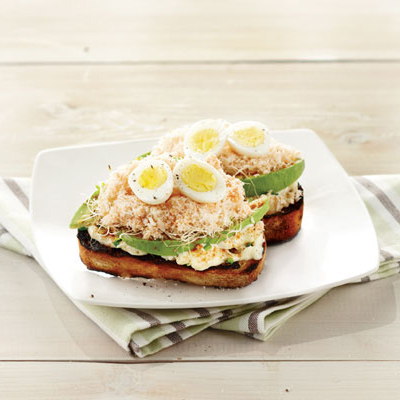 Tartine de crabe, avocat et œufs  de caille