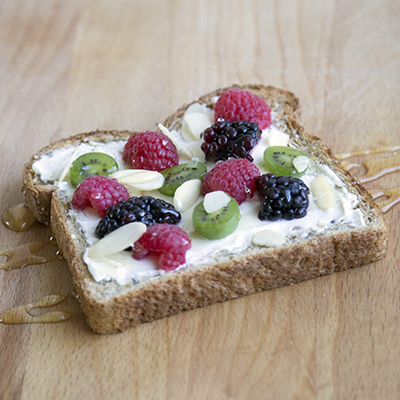 Tartine fromage à la crème, fruits et miel