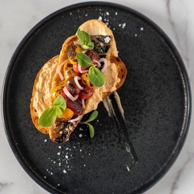 Tartine de maquereau et thon, tomates cerises carbonisées et échalotes marinées