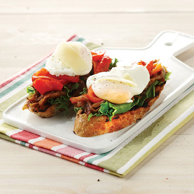 Tartine à l'oeuf poché, oignons caramélisés et poivrons grillés