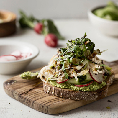 Tartine poulet, basilic et pesto d'edamames