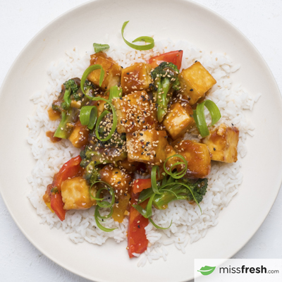 Tofu Général Tao avec brocolis cuits à la vapeur et riz blanc