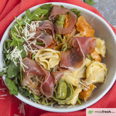 Tortellinis avec prosciutto tomates séchées et roquette fraîche