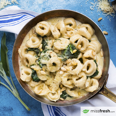 Tortellinis frais au fromage avec épinards et sauge