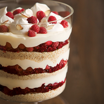 Trifle à la crème au citron et à la confiture de canneberges et framboises