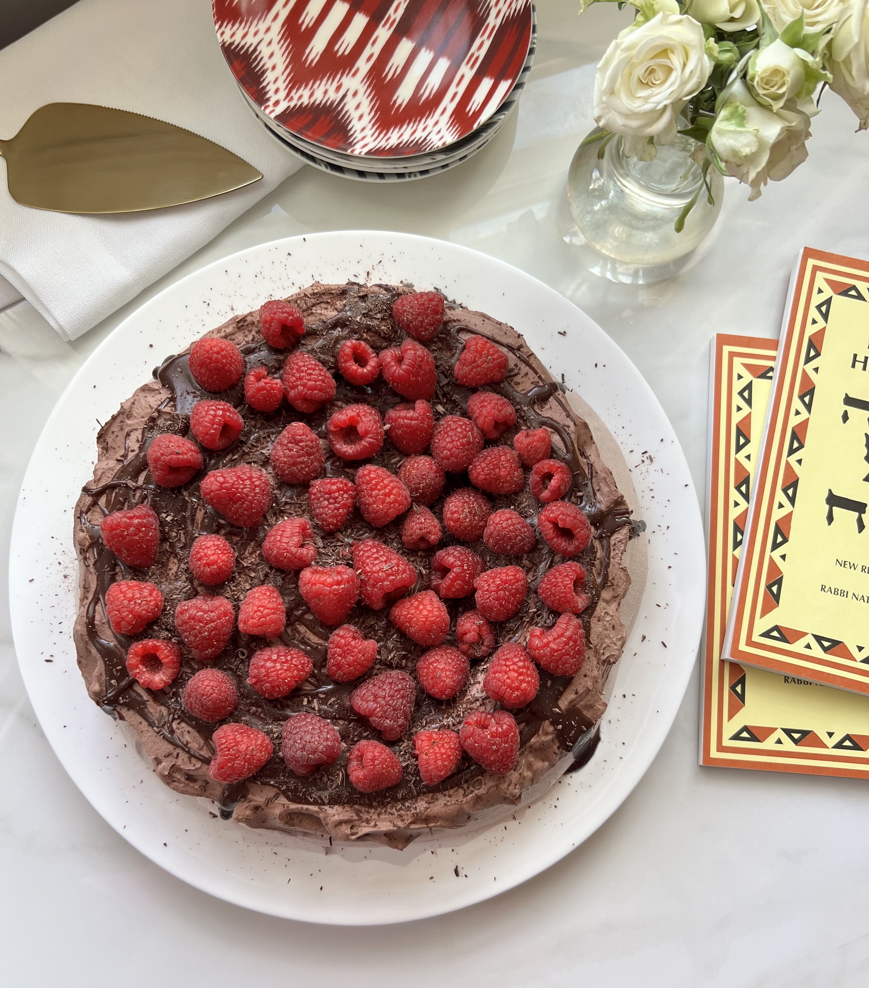 Pavlova de Pâques aux framboises et triple chocolat