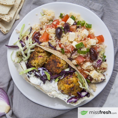 Wraps de falafel avec salade de couscous et tzatziki