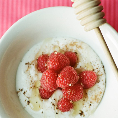 Yogourt, framboises, épices et miel