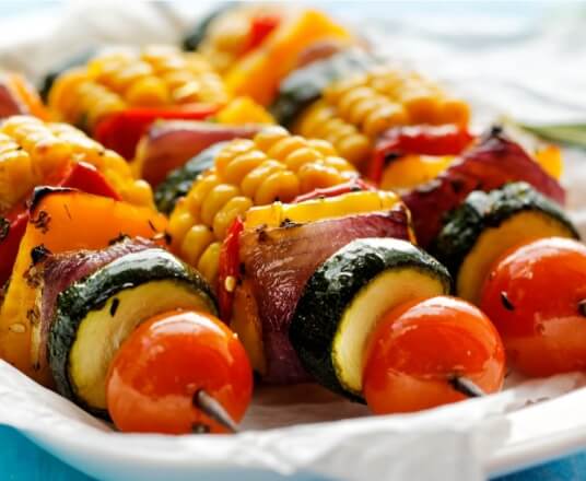 Fruits et légumes sur le barbecue