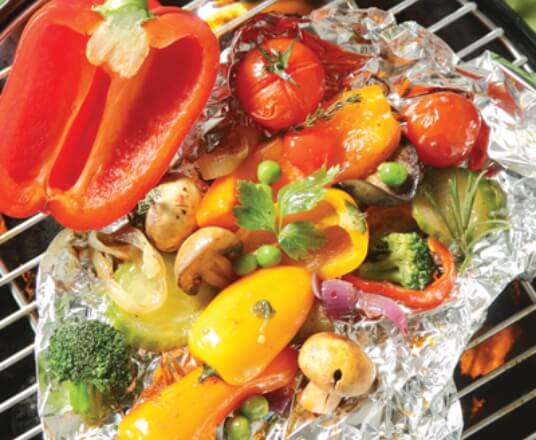 Papillote de légumes du jardin sur le barbecue